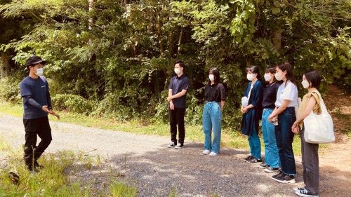 語り部の小野寺さんのお話を伺っている様子