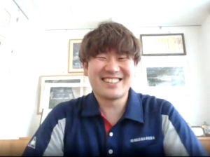 インタビュー中の松本さん
