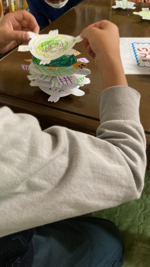 かめさんタワー。子どもたちの一緒にかめを作って、乗せていくだけなのですが、みんなとても集中して取り組んでいました。