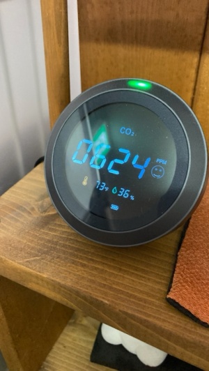 CO2センサーで、換気のタイミングをチェックするなど、感染症対策もきちんとして取り組んでいます。