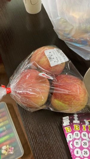 近隣の方からりんごをおすそ分けいただきました
