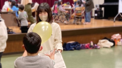 新聞紙を使って風船を地面落とさないように協力して遊びました。