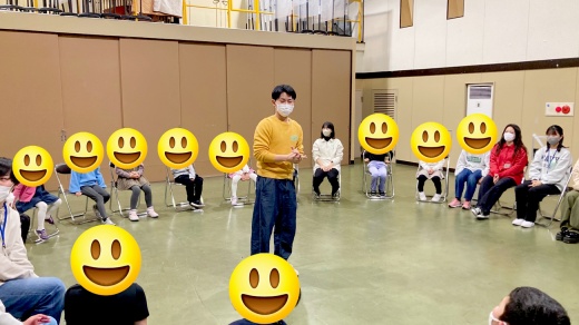 大学生と小学生が一緒に爆弾ゲームをして、盛り上がりました。