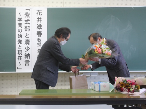 退職される花井滋春教授、渋谷るり子教授、矢吹知之准教授に花束贈呈