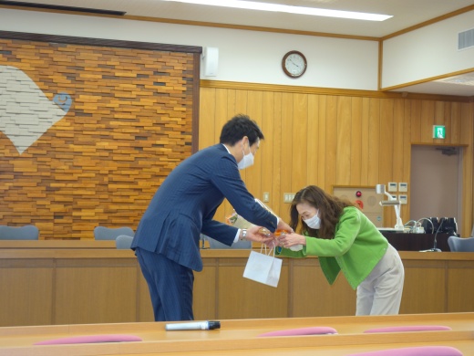 後藤美恵子先生から矢吹先生に花束贈呈