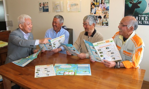 ２０２３年５月２日河北新報朝刊掲載「完成したマップを見ながら談笑する（左から）金教授、遠藤さん、宏明さん、正徳さん」