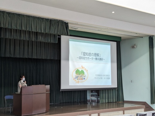 講師の東北福祉大学の関連法人 せんだんの里の佐々木園恵さんによる講義