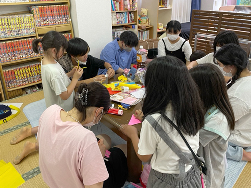 七夕飾りづくりの様子
