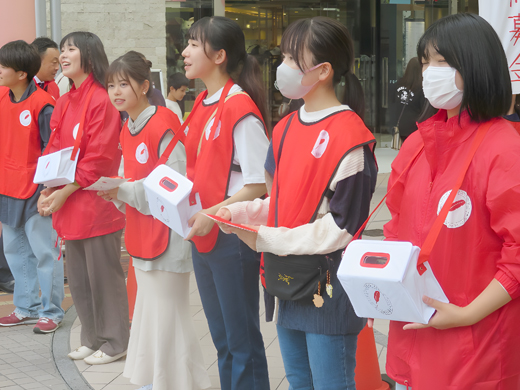 募金を呼びかける学生たち