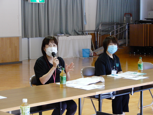 川井地区の現状と取り組みについてお話いただいている様子。かわい地域包括支援センター 永田寿美子 所長川井保健センター 長澤幸枝 所長(左から)