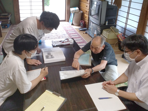 小原さん宅にて。インタビューの様子。