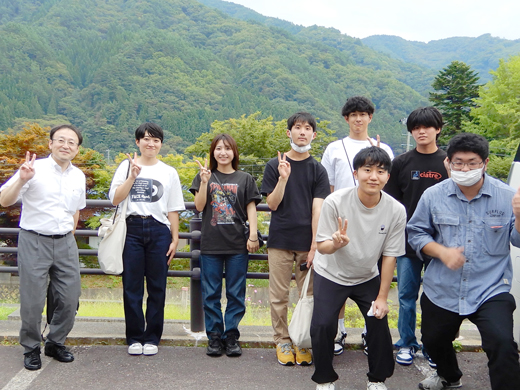 川井地区の大自然を背景にゼミの集合写真