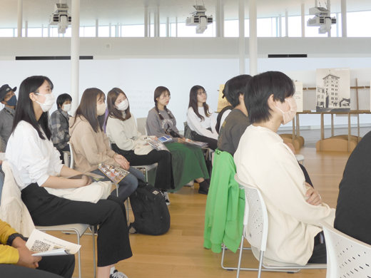 語り部さんのお話を聴くゼミ生たち