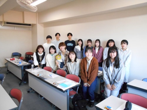 卒業生の髙橋さんを囲んでの集合写真