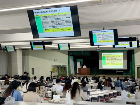 熱心に学ぶ受講学生の様子