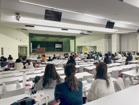 大島先生のメッセージを聞く学生たち