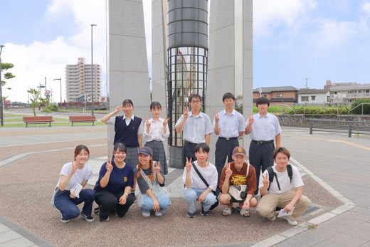 第2グループ（8月6日）メンバーと案内役の生徒さん