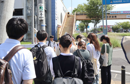 電柱などに設置された「津波波高標識」を巡り、東日本大震災の津波被害を実感した