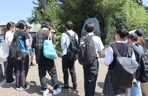 百人一首にも詠まれている「末の松山」は、災害の記憶を語り継ぐ場になっている
