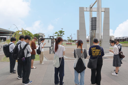 多賀城市内を襲った津波の最大高さと同じ4.6mの震災モニュメントに向かって合掌する