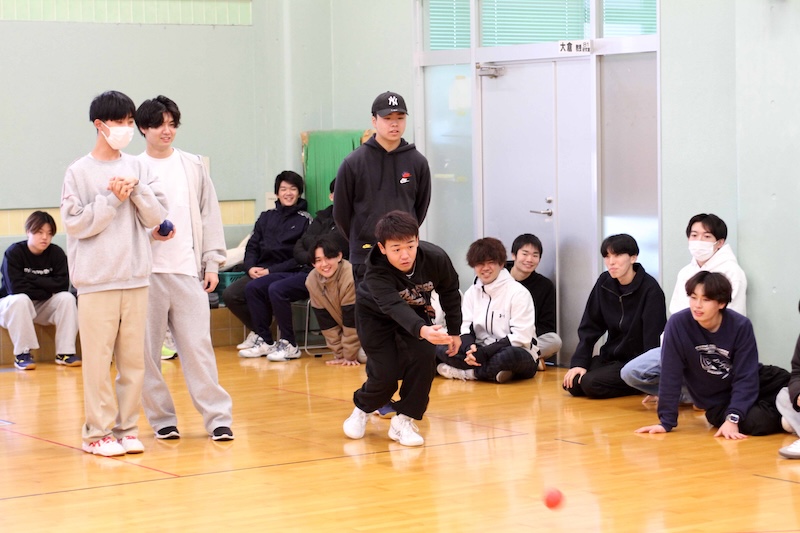 福祉行政学科1年生クラス対抗！ボッチャ大会を開催しました