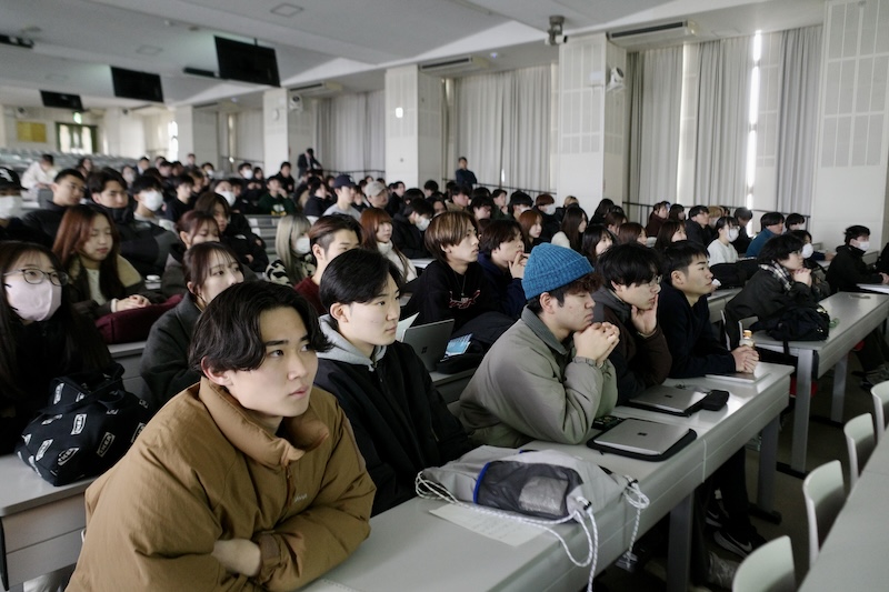 発表を真剣に聞いています