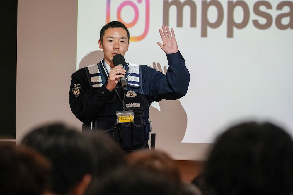 1年生必修科目「福祉行政入門」で警察官による特別講義を実施
