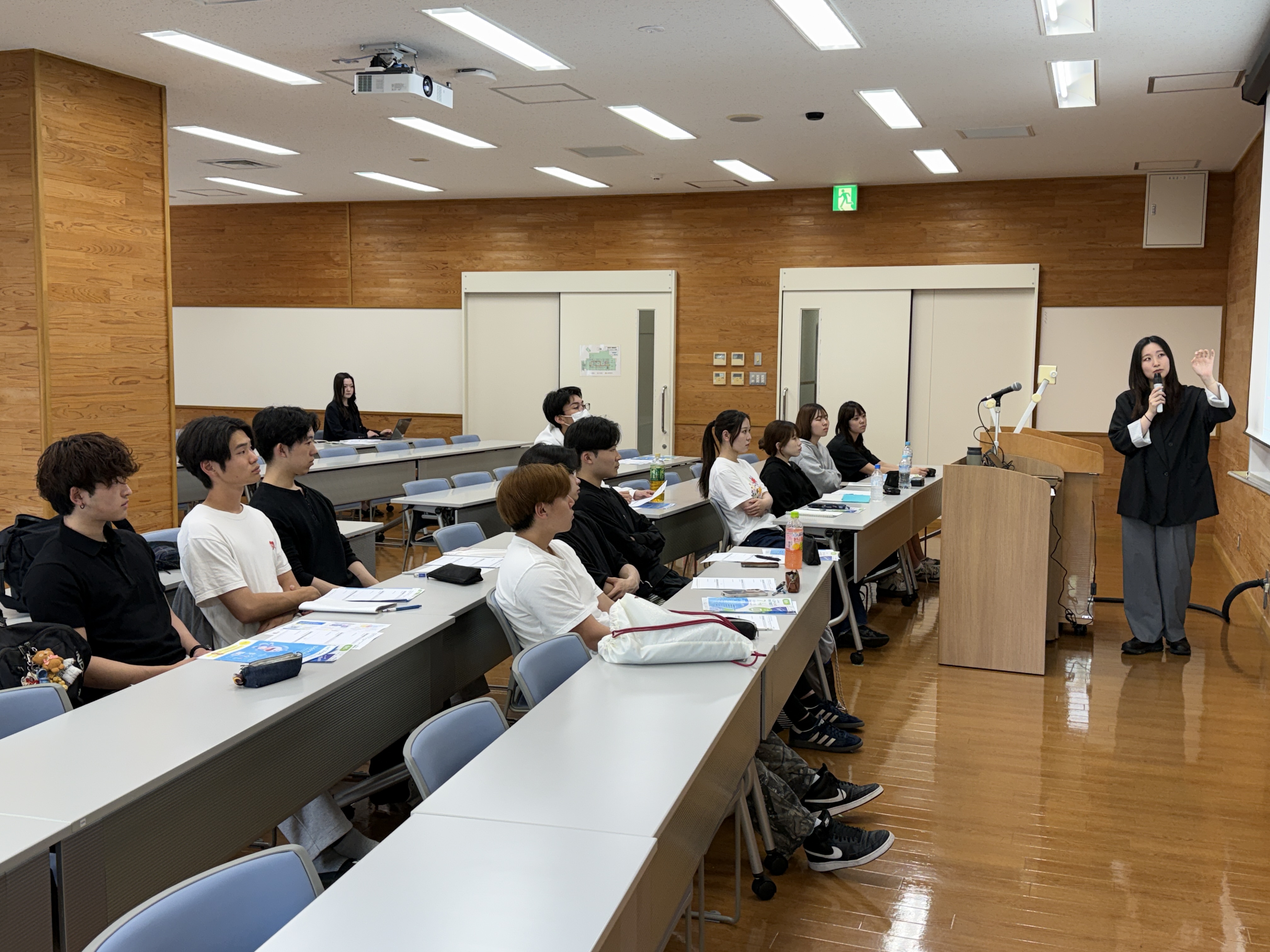 学生のキャリアマインド向上のために、外部講師を招きました(萩野寛雄ゼミ)