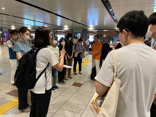 具体的な実験に入る前に、担当者からの説明に聞き入る参加学生