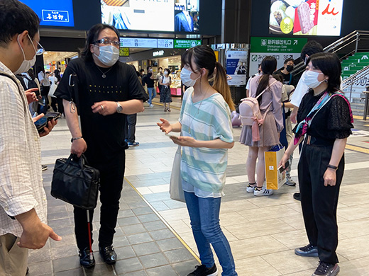 駅の構内を探して、発信者であることを確認