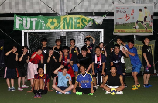 コロナ前は学年をこえてゼミ生みんなで楽しくフットサルをやっていました（教員は右から4番目）