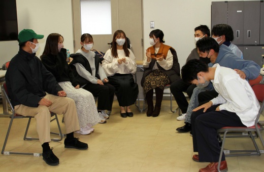 ゼミ生同士で楽しくディスカッションをしています