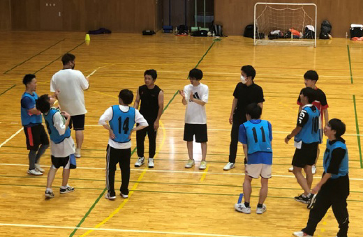 ゼミ生の親睦を図る+体力づくり(ゼミ内フットサル大会)