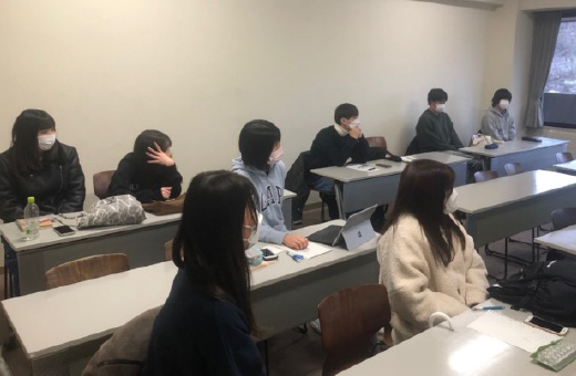 ゼミの一風景(学生が講師になっての公務員試験問題対策)
