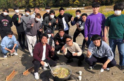 大学のある地域の郷土文化を知る(広瀬川で芋煮会)