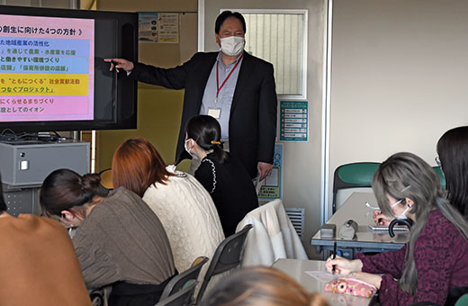 終始穏やかな語り口で学生たちに説明を行う佐藤さん（中央）