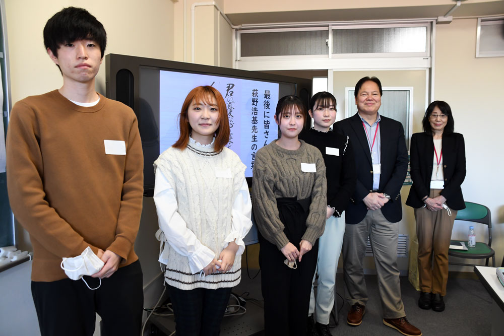 調査を行った学生グループとイオン株式会社からお越しいただいた芳賀さん（右）と佐藤さん（右から2人目）※マスクは撮影時のみ外しています