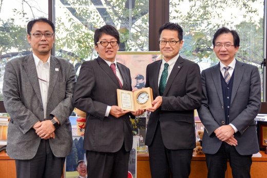 左から東北文化学園大学・平野教授、柴田助教、マツダ財団・明木事務局長代理、宮城学院女子大学・足立教授