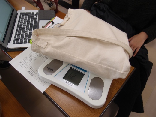 荷物の重さを測る様子