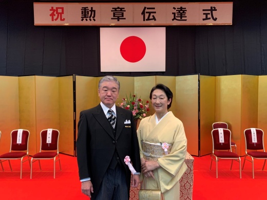 瑞宝単光章を受章した又地さん(左)と千鶴夫人(福祉心理学科1982年度卒)