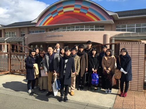 光明支援学校の前に集合した学生たち