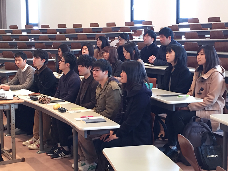 コーディネーターの先生の説明を熱心に聞く学生たち