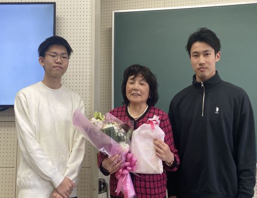 学生からの花束と寄せ書きの贈呈