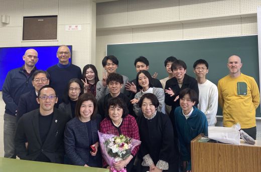 英語科教員と学生との記念写真