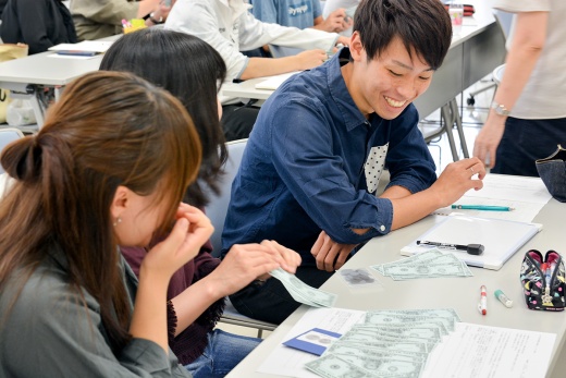 外国の紙幣(レプリカ)を使った学習