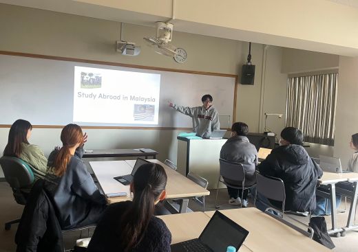 現地の移動手段や留学での学びについて紹介する昨年度の参加者