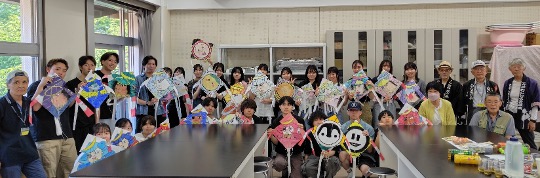真っ白い和紙から各自色塗りして、一人一人の凧が完成しました