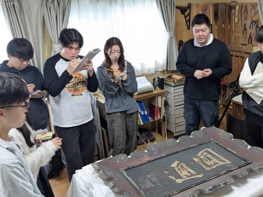 東北古典彫刻修復研究所にて修復家の石井さんから説明を受ける様子