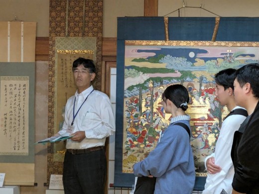 山辺町ふるさと資料館の新目館長より展示の説明を受ける様子