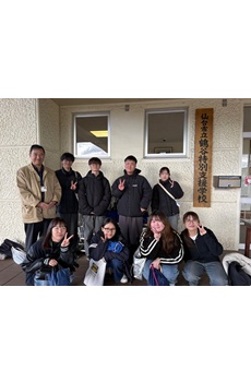 【教育学科】鶴谷特別支援学校での交流会で、小学部1・2年生児童が音楽を楽しみました（渡会ゼミ）